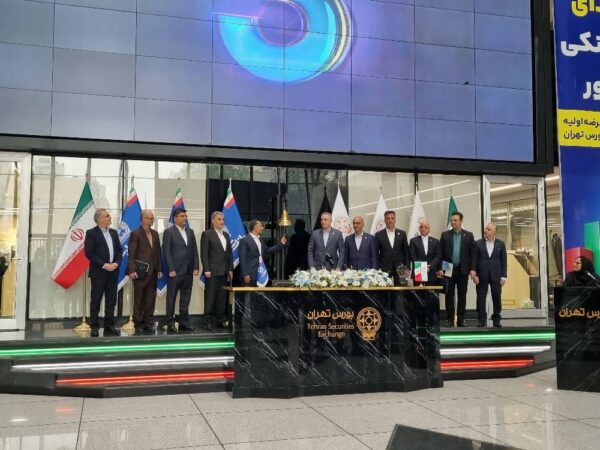 زنگ معاملات امروز بورس تهران به دست ناشر سهام بانک تجارت نواخته شد زنگ معاملات امروز بورس تهران به دست ناشر سهام بانک تجارت نواخته شد