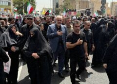 حضور عباس علی‌آبادی، وزیر نیرو در مراسم باشکوه تشییع شهدای جنگ ۱۲ روزه در میدان انقلاب تهران