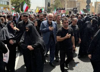 حضور عباس علی‌آبادی، وزیر نیرو در مراسم باشکوه تشییع شهدای جنگ ۱۲ روزه در میدان انقلاب تهران