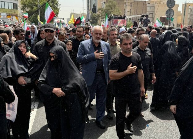 حضور عباس علی‌آبادی، وزیر نیرو در مراسم باشکوه تشییع شهدای جنگ ۱۲ روزه در میدان انقلاب تهران