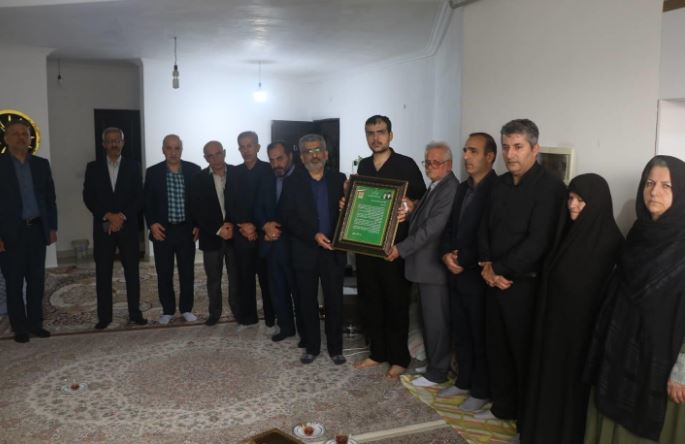 ادای احترام معاون مدیرعامل بانک مسکن به مقام شامخ شهید جودت / گرامیداشت یاد مظلومیتی که در حمله رژیم صهیونیستی رقم خورد ادای احترام معاون مدیرعامل بانک مسکن به مقام شامخ شهید جودت / گرامیداشت یاد مظلومیتی که در حمله رژیم صهیونیستی رقم خورد