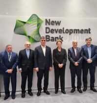 دیدار رئیس‌کل بانک مرکزی ایران با رئیس بانک توسعه نوین بریکس در شانگهای/ اراده ایران برای عضویت در بانک توسعه نوین بریکس