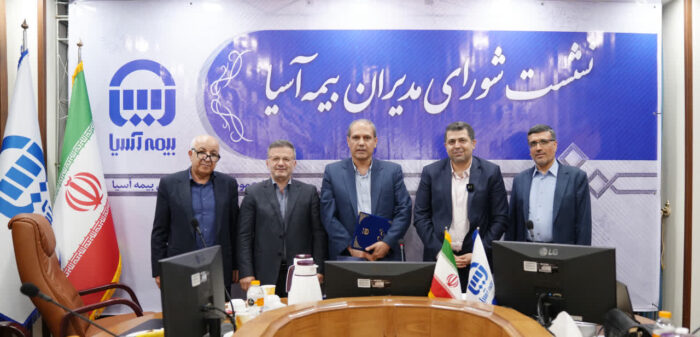 تقدیر مدیر عامل بیمه آسیا از مدیر بیمه های باربری تقدیر مدیر عامل بیمه آسیا از مدیر بیمه های باربری