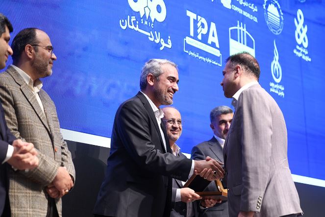 تجلیل از مدیرعامل شرکت ملی مس در همایش «برترینهای بورس کالای ایران» تجلیل از مدیرعامل شرکت ملی مس در همایش «برترینهای بورس کالای ایران»