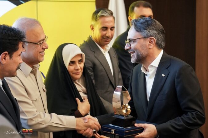 تجلیل از شرکت فولاد کاوه جنوب کیش به عنوان واحد نمونه صنعتی استان هرمزگان تجلیل از شرکت فولاد کاوه جنوب کیش به عنوان واحد نمونه صنعتی استان هرمزگان