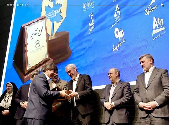 تقدیر وزیر اقتصاد از مدیرعامل فولاد مبارکه تقدیر وزیر اقتصاد از مدیرعامل فولاد مبارکه