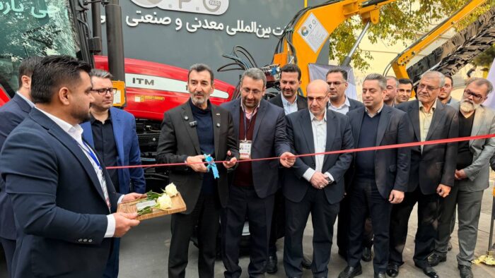 گام بلند در نگهداشت نیروگاه‌های خورشیدی / نخستین دستگاه «سولارواش» ساخت چادرملو توسط رییس هیأت عامل ایمیدرو رونمایی شد