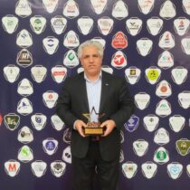 دریافت لوح و تندیس برتر شرکت پتروشیمی شیراز در همایش سراسری رضایتمندی مشتری از چشم‌انداز رهبران موفق و پیشرو