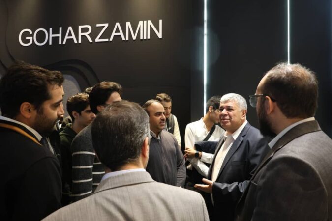 بازدید دانشجویان دانشگاه علم و صنعت از غرفه گهرزمین