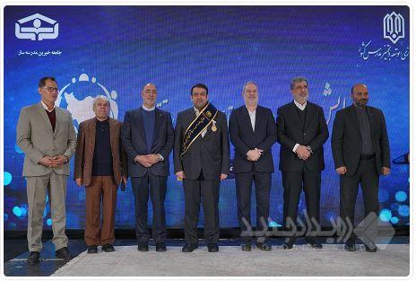 نشان افتخار و حمایل «حامی مدرسه‌سازی ایران» به مدیرعامل بانک ملی اهدا شد/ ساخت ۱۳۵ مدرسه در مناطق محروم کشور