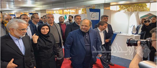 بازدید مدیرعامل گروه صنایع پتروشیمی خلیج‌فارس از غرفه پالایش گاز هویزه در پتروفن ۱۴۰۴