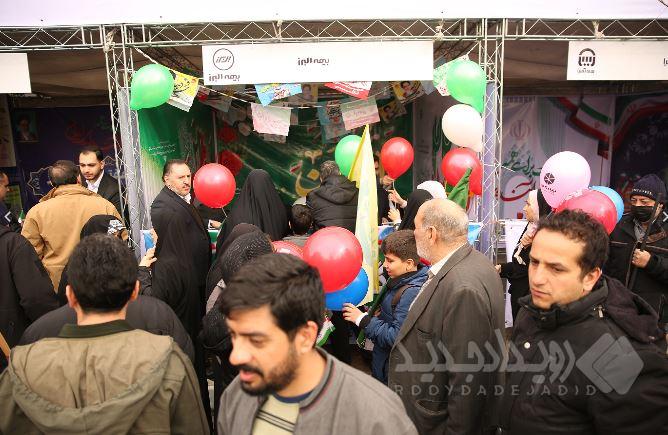 حضور بیمه البرز در راهپیمایی ۲۲ بهمن با ارائه خدمات فرهنگی به شهروندان