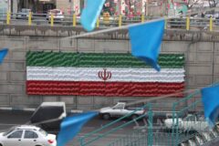 رونمایی از پرچم ۱۵ متری ایران مزین به ۶۰۰ پروانه یاد شهدا