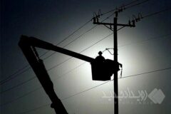 همکاران صنعت برق در حال رفع خاموشی‌ها هستند