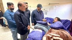 عیادت مدیرعامل شرکت فولاد خوزستان از مجروحان جنایت جنگی آمریکایی‌صهیونیستی در این شرکت