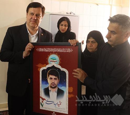 دیدار مدیرعامل بانک ملت با خانواده شهید امید اسدی، از کارکنان شهید بانک در جنگ رمضان