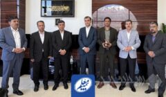 تجلیل از پدر دو دانش‌آموز شهید میناب در دیدار با رئیس‌کل بیمه مرکزی به دعوت بیمه معلم
