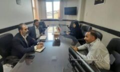 دیدار مدیر بیمه دی در اصفهان از جانباز ۷۰ درصد و خانواده شهدای تیران و کرون