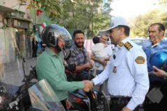 معاون اجتماعی پلیس راهور تهران بزرگ میهمان کلاس اولی‌ها در جشن شکوفه‌ها شد / اولین زنگ مدرسه، اولین درس قانون / کلاس اولی‌ها با الفبای ترافیک آشنا شدند