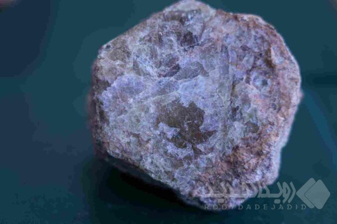 شیمی کانی آپاتیت در کانسارهای آهن–آپاتیت ایران مرکزی بررسی شد