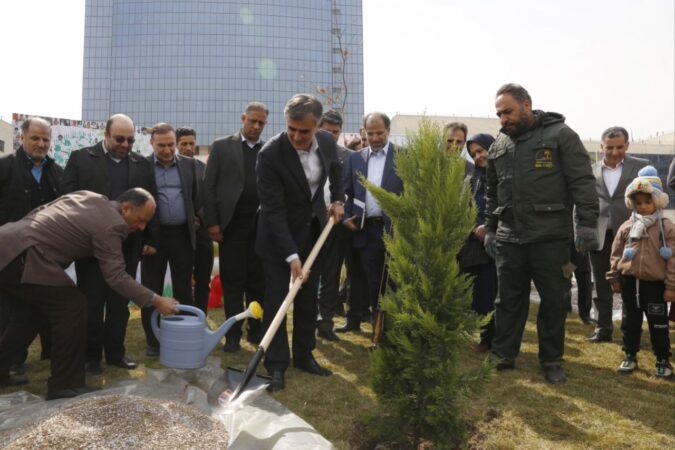 رئیس کل بانک مرکزی چند اصله نهال در محوله این بانک غرس کرد