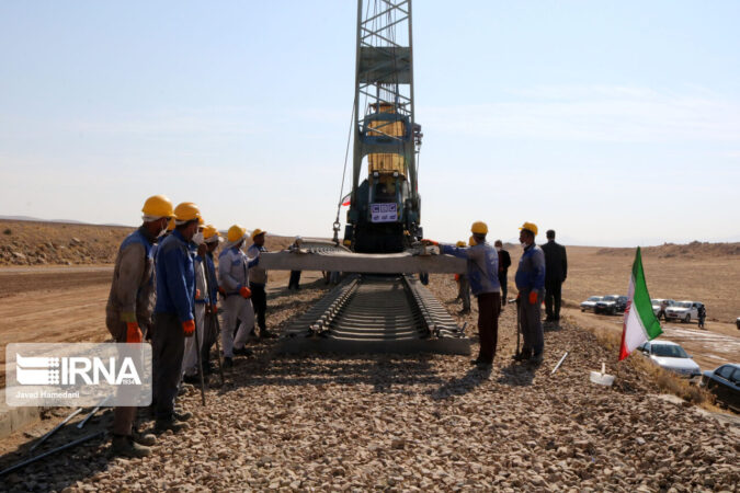 ریل‌گذاری خط آهن همدان- سنندج با حضور وزیر راه و شهرسازی آغاز شد